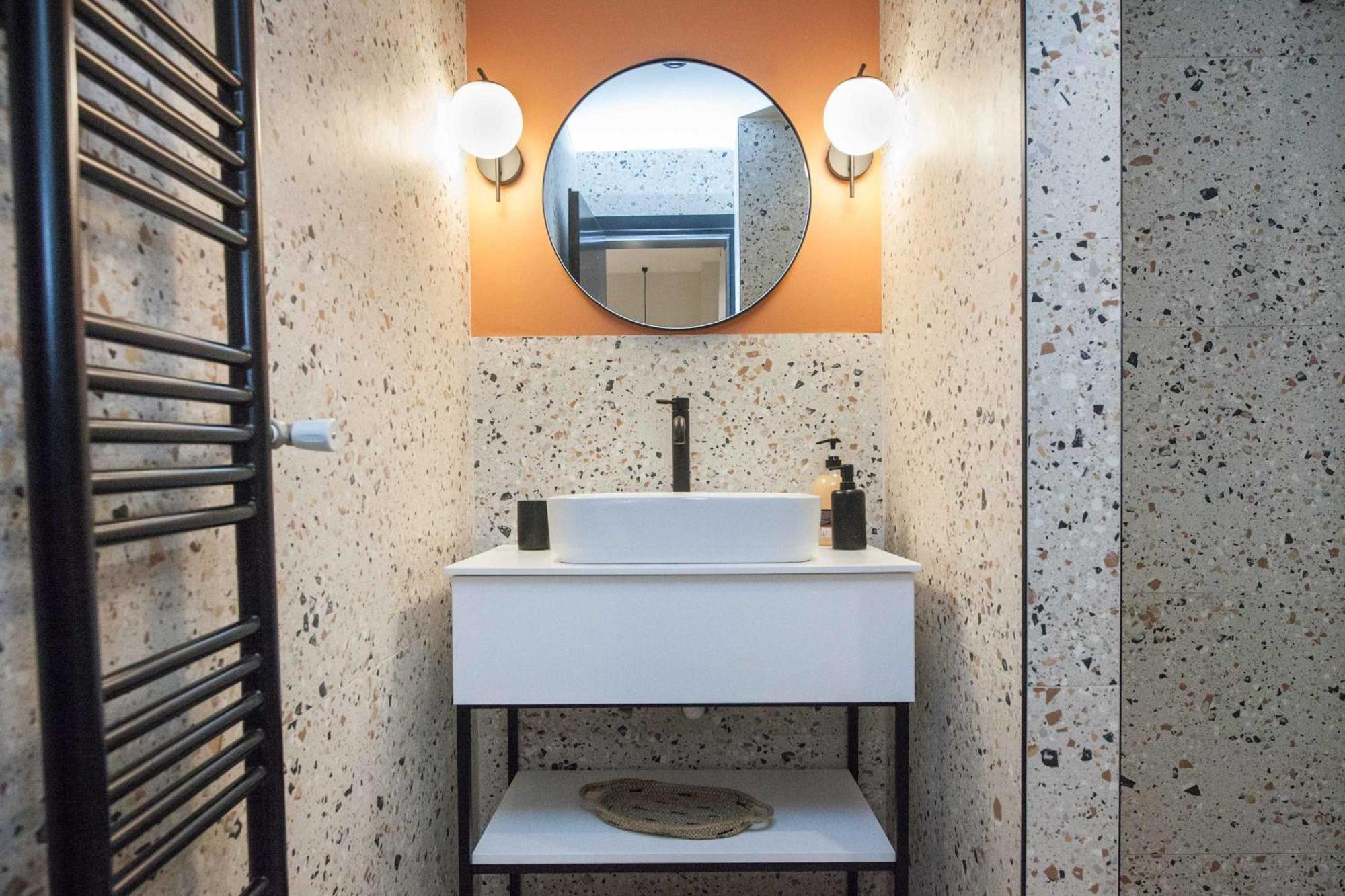 Lovely Brand New Near Victoria Metro *
