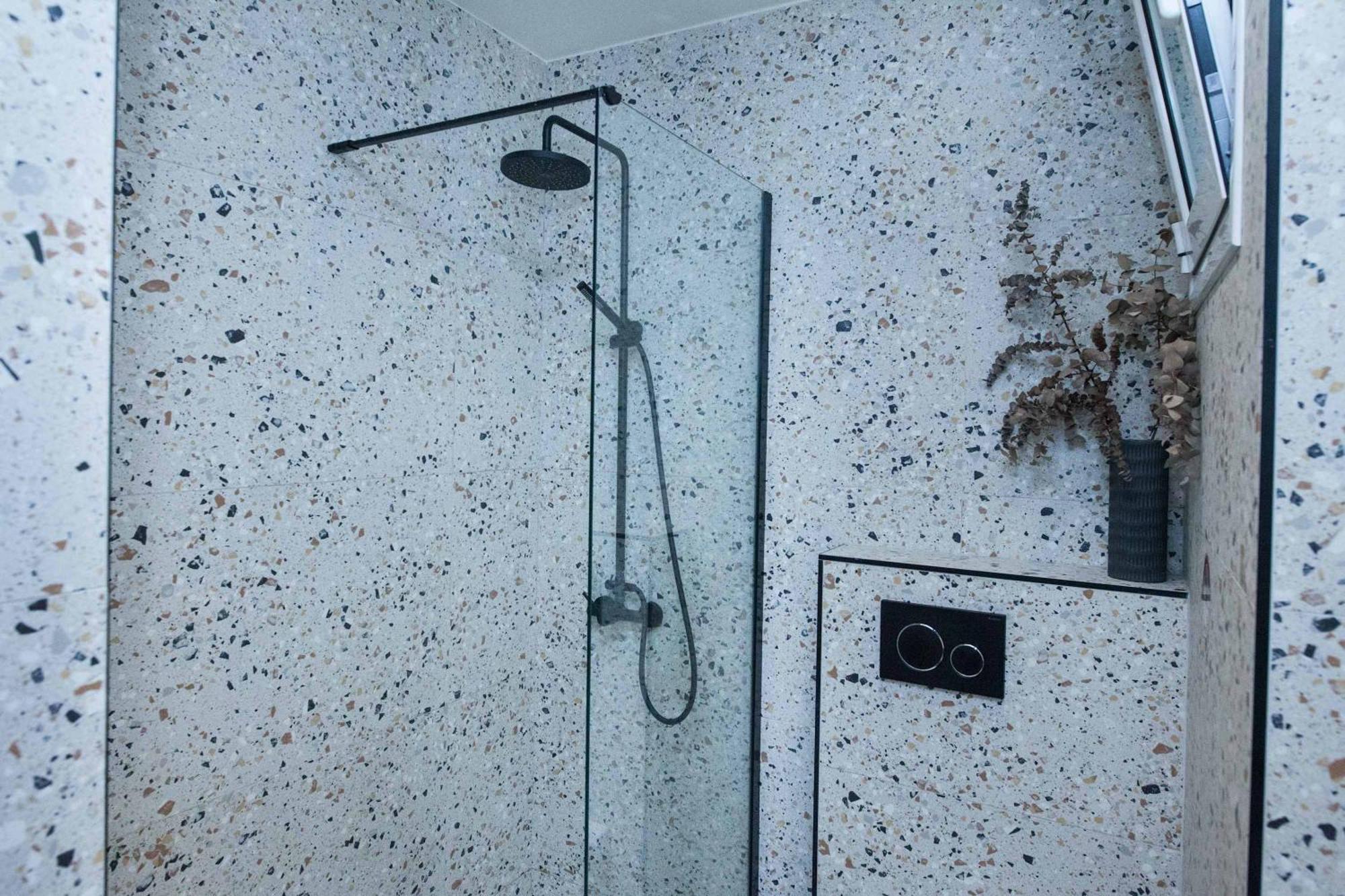 Lovely Brand New Near Victoria Metro Apartment