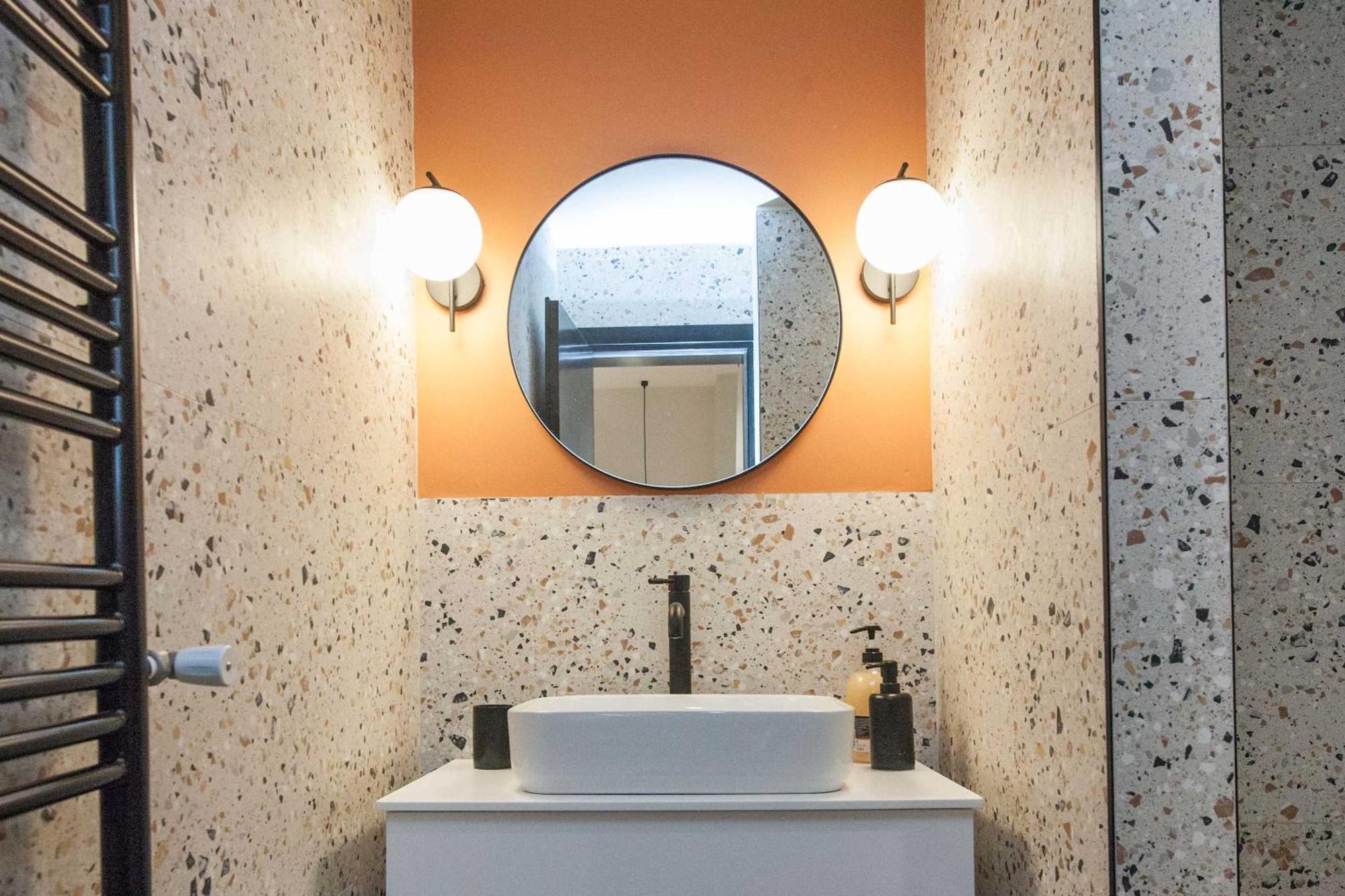 Lovely Brand New Near Victoria Metro *