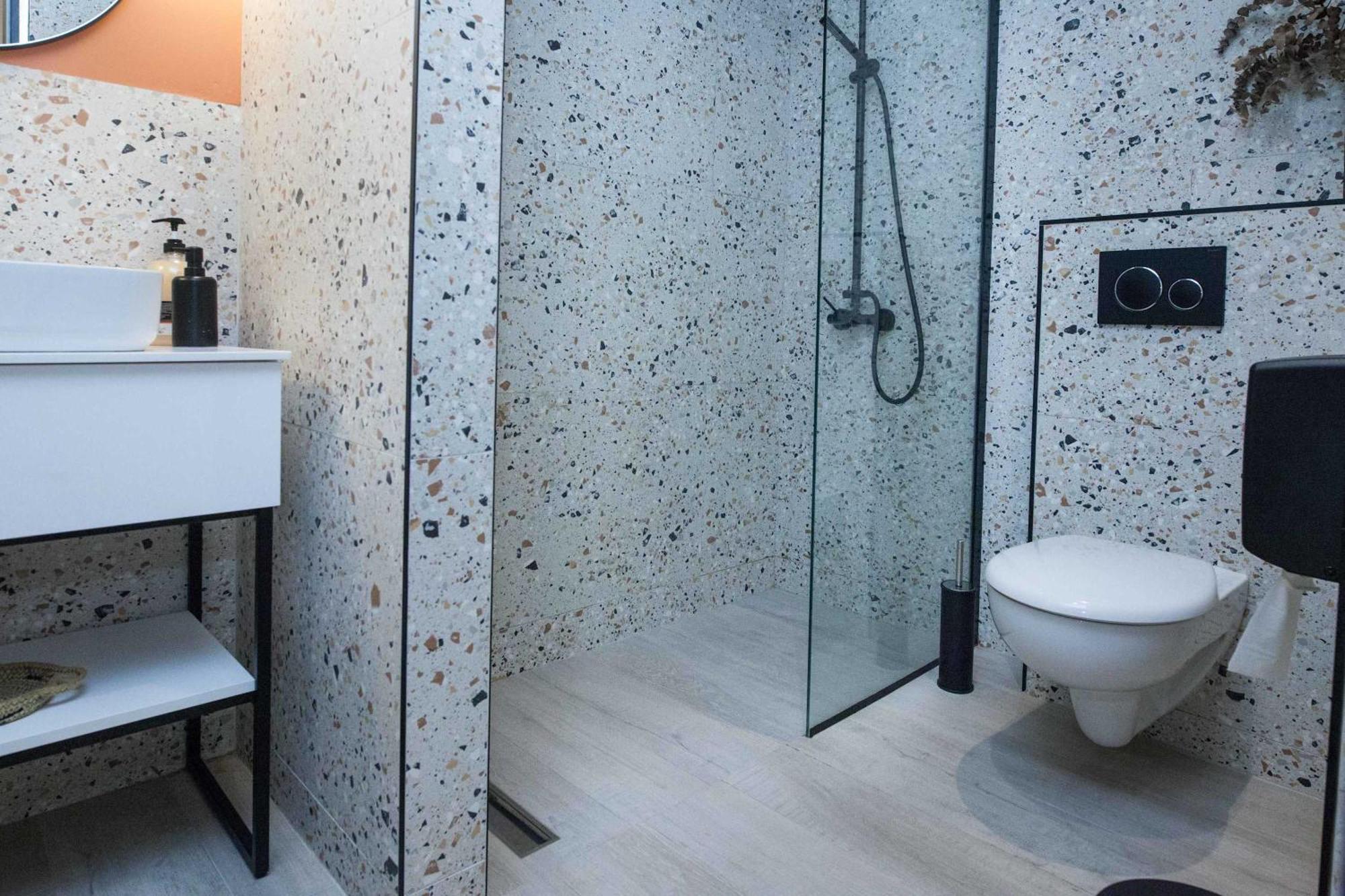 Lovely Brand New Near Victoria Metro * Atene
